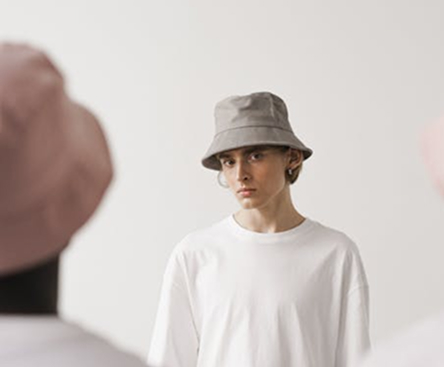 Bucket hat & cotton tee
